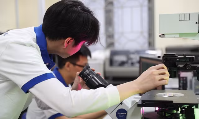 Sinh viên học tập trong phòng thí nghiệm