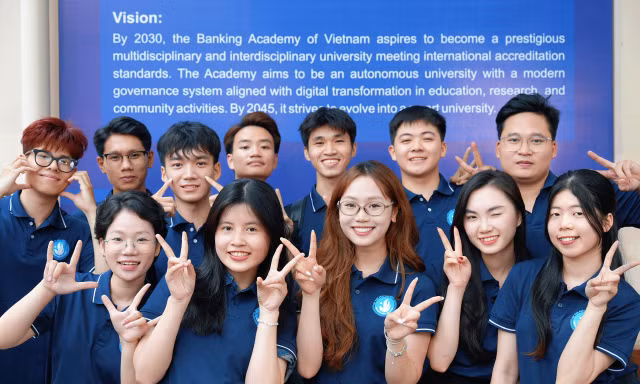 Sinh viên Học viện Ngân hàng tham gia hỗ trợ Hội chợ việc làm 2026