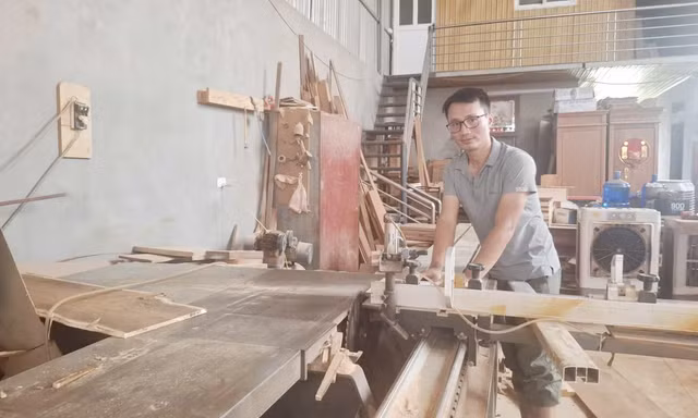 Anh Lương Tiến Thành được hỗ trợ 50 triệu đồng từ chương trình khuyến công để mua máy sản xuất 