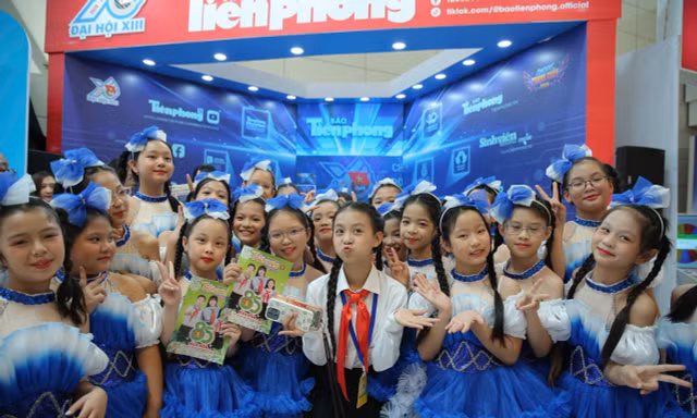 Ca sĩ Ali Thục Phương giữa vòng vây của fan hâm mộ nhí tại Đại hội Đoàn toàn quốc lần thứ XIIIẢnh: HỒNG VĨNH