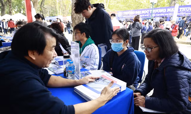 Thí sinh tìm hiểu thông tin tuyển sinh đại học năm 2025. Ảnh: NHƯ Ý