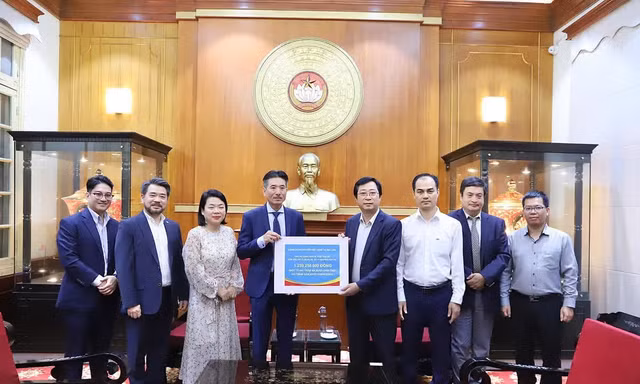 Ông Cao Xuân Thạo, Trưởng Ban Công tác xã hội, Ủy ban Trung ương MTTQ Việt Nam, tiếp nhận ủng hộ của Cộng đồng người Việt Nam tại Ba Lan, giúp đồng bào khắc phục hậu quả mưa lũ, tháng 10/2025. Ảnh: PV