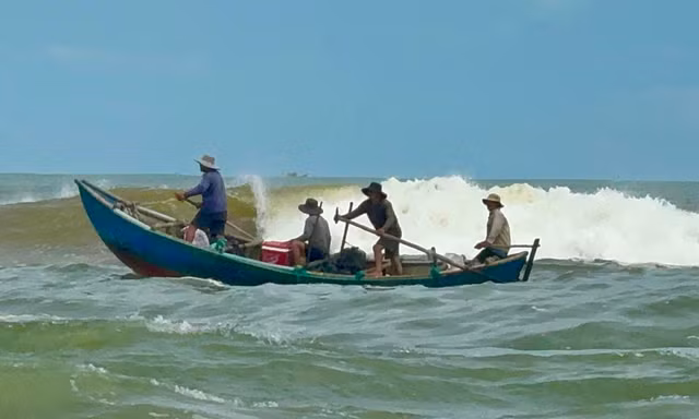 Ngư dân xã Mỏ Cày (Quảng Ngãi) vượt sóng cao 2-3 mét ra khơi Ảnh: Nguyễn Ngọc 
