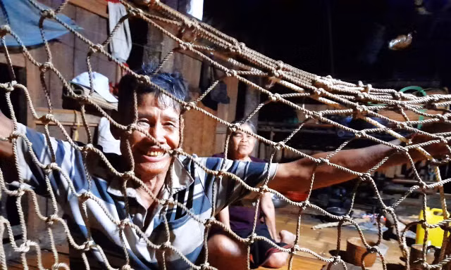 Già làng Hồ Xuân Hùng hiện đang lưu giữ tấm lưới săn thú rừng được làm bằng vỏ cây Kdol