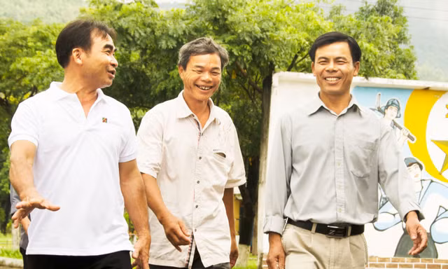 Một ngư dân xã Bình Châu cầm vợt và pin nhảy lặn xuống bắt cá sát đảo Gạc Ma. Ảnh: Lê Văn Chương
