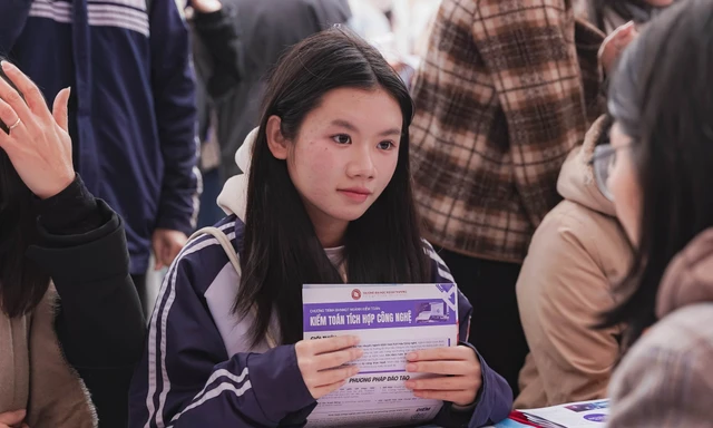 Thí sinh tìm hiểu thông tin tuyển sinh năm 2026. Ảnh: NTCC