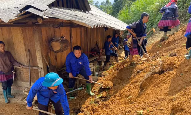 Đoàn viên thanh niên Lào Cai hỗ trợ người dân sau lũ quét, sạt lở