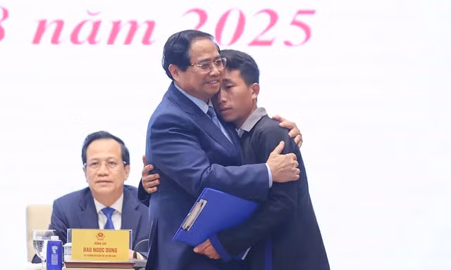 Thủ tướng Chính phủ Phạm Minh Chính động viên, ghi nhận hành động dũng cảm cứu dân của Trưởng bản Mùa A Thi. Ảnh:VGP/Nhật Bắc