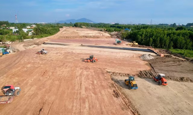 Một số đoạn đang thi công đắp nền đường gặp nhiều khó khăn do thời tiết mưa nhiều trong tháng 5 vừa qua