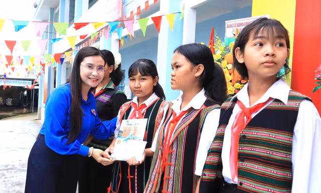 Bí thư T.Ư Đoàn Nguyễn Phạm Duy Trang trao nguồn lực cho học sinh trường Dân tộc nội trú tại Đồng Nai
