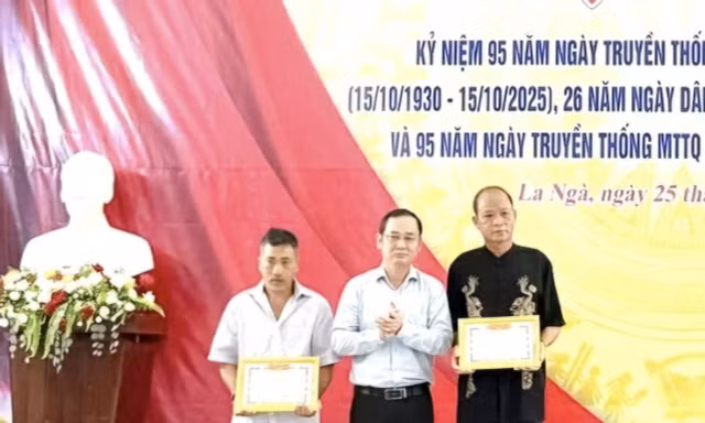 2 công dân dũng cảm lao xuống sông cứu người phụ nữ nhảy cầu