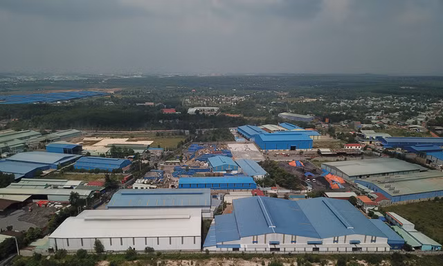 Cưỡng chế tháo dỡ hàng chục nhà xưởng xây dựng trái phép 