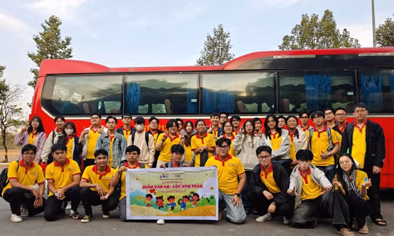 Sinh viên trường ĐH Bách Khoa - ĐHQG TP.HCM lan tỏa mùa Xuân ấm áp tới cộng đồng