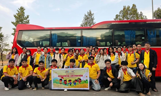 Sinh viên trường ĐH Bách Khoa - ĐHQG TP.HCM lan tỏa mùa Xuân ấm áp tới cộng đồng