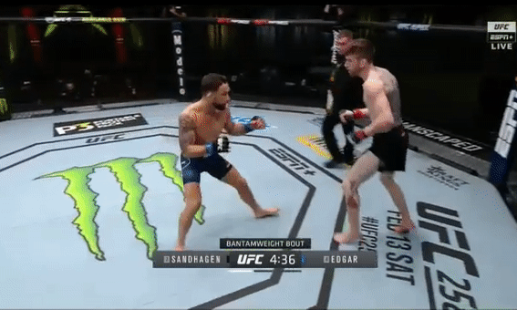 Cận cảnh cú ‘gối bay’ thần sầu hạ knock-out cựu vương MMA ảnh 1