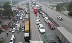 Đường trên cao tắc từ sáng đến tối do nhiều xe tải 'né' đường cấm