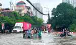 'Hốt bạc' giữa biển nước: Dịch vụ kéo xe 'chạy sô' 200.000 đồng mỗi lượt ở Hà Nội