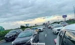 Phương tiện tăng gấp 2 - 3 lần, cửa ngõ Hà Nội và cao tốc ùn tắc kéo dài
