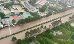 Mưa kéo dài, nhiều đường Hà Nội thành 'sông'