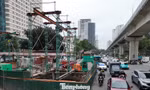 Hàng rào dự án xử lý nước thải vẫn nằm trên đường, gây ùn tắc giao thông