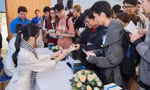 Hàng nghìn sinh viên TPHCM xếp hàng nhận sách, tranh luận sôi nổi hành trình khởi nghiệp