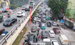 Hà Nội: Một đoạn đường chưa đầy 500 mét 'gánh' hai điểm nóng ùn tắc