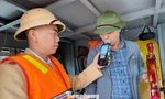 Cảnh sát đường thủy lên thuyền đo nồng độ cồn