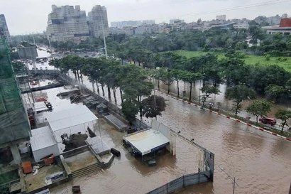 Cuối giờ chiều ngày 7/10, con đường vào nhiều chung cư cao cấp ở Hà Nội vẫn ngập nặng