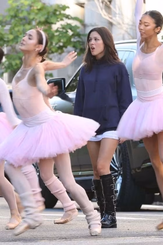 Olivia Rodrigo chạy vòng quanh New York quay MV mới cùng nhóm vũ công ballet