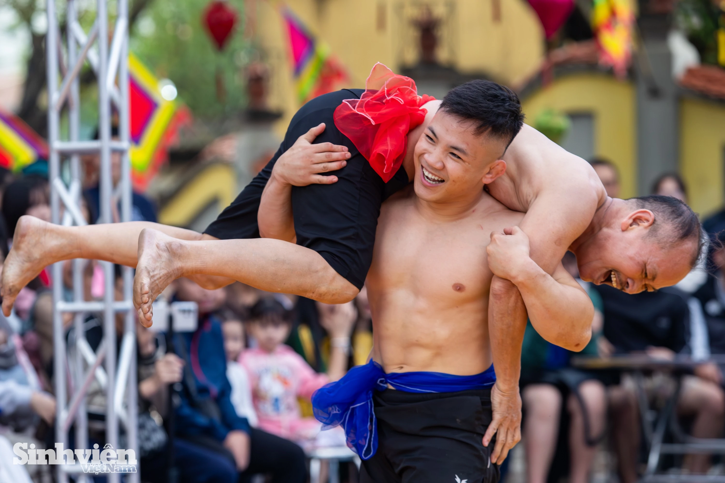 Hội Vật Triều Khúc: Sự Giao Thoa Độc Đáo Giữa Vật Cổ Truyền Và Võ Sĩ MMA Hiện Đại