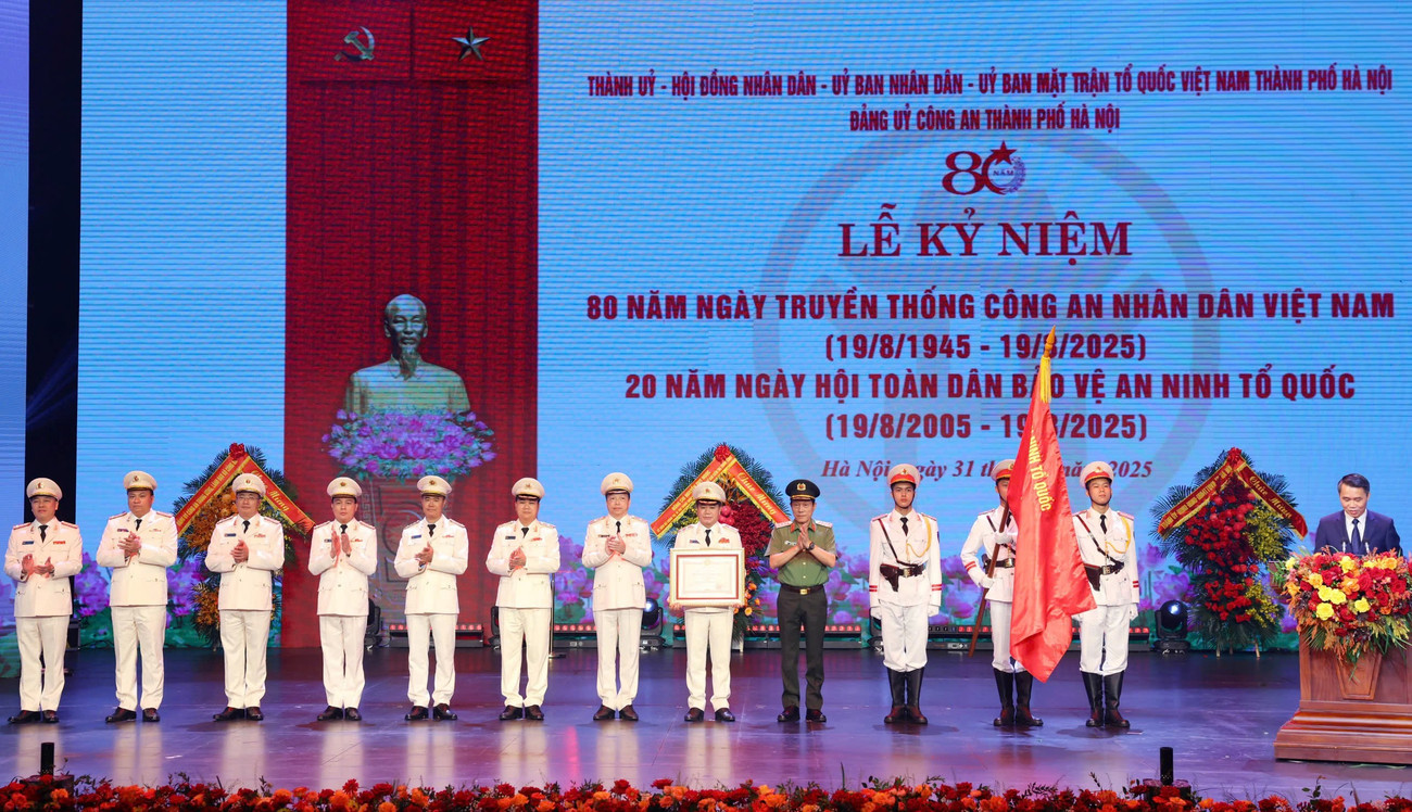 Công an TP Hà Nội vinh dự đón nhận Huân chương Chiến công hạng Nhất. cahn16.jpg