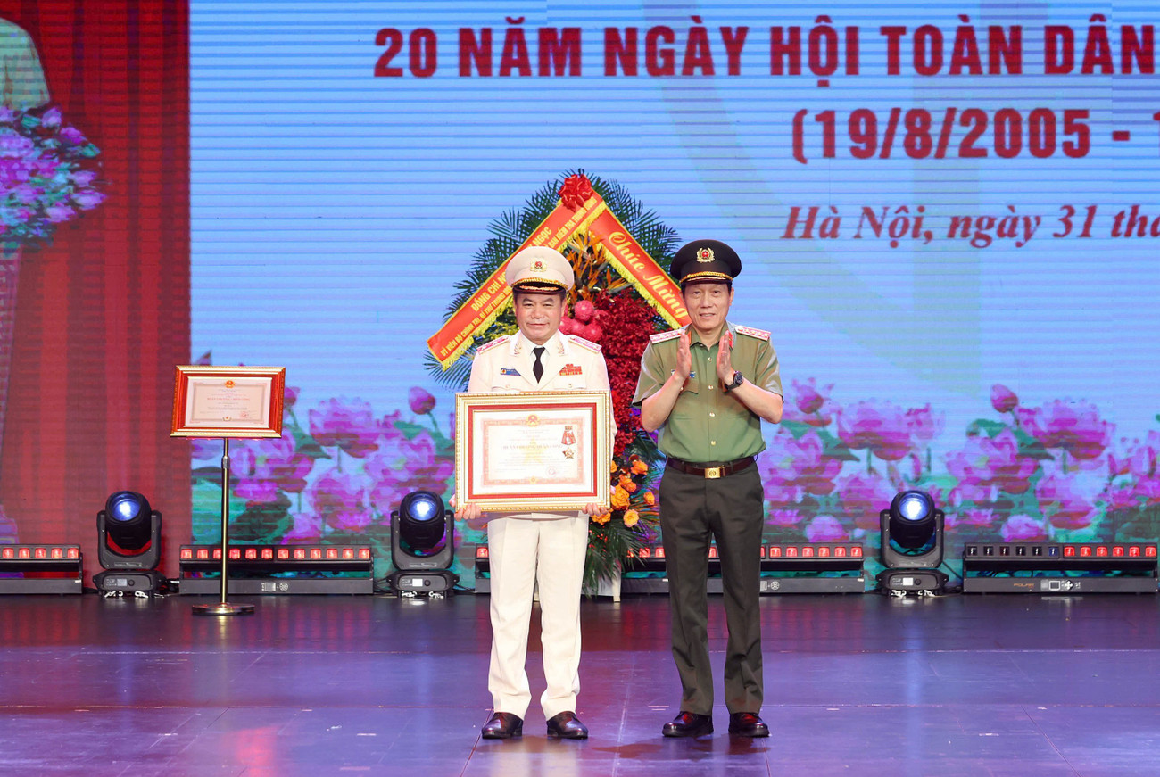 Trung tướng Nguyễn Thanh Tùng - Giám đốc Công an TP Hà Nội đón nhận Huân chương Quân công hạng Nhì. trung-tuong-tung-12.jpg