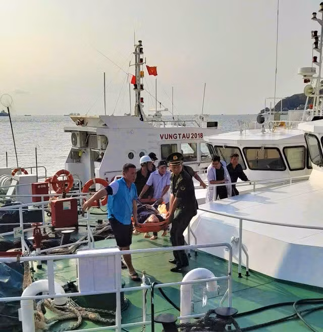 Cứu thuyền viên Hàn Quốc gặp sự cố trên vùng biển Việt Nam