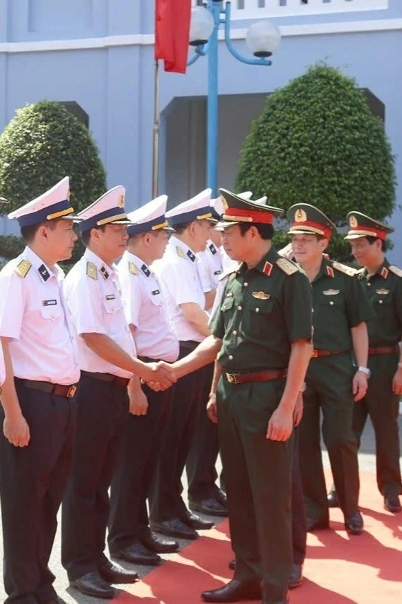 Đại tướng Nguyễn Tân Cương thị sát căn cứ quân sự Cam Ranh