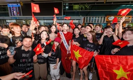 Hàng trăm khán giả tiễn Hoa hậu Hương Giang lên đường dự thi Miss Universe 2025