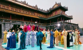 Hơn 70 người đẹp Miss Cosmo 2025 trình diễn thời trang tại Quảng trường Ngọ Môn