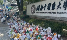 Chê cơm căng-tin, sinh viên Trung Quốc biến cổng trường thành "biển đồ ăn"