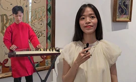 Gen Z hào hứng khám phá tranh kiếng trong workshop sáng tạo