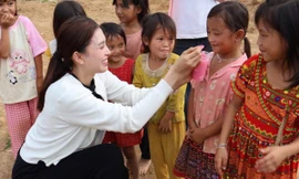 Hoa hậu Tiểu Vy tiếp thêm động lực học tập cho trẻ em có hoàn cảnh khó khăn
