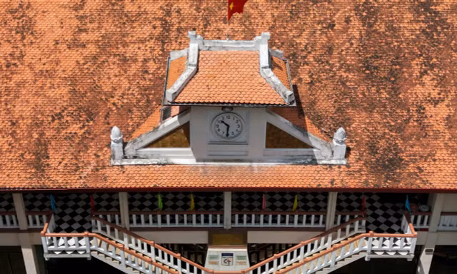 Độc lạ chiếc đồng hồ trăm tuổi gắn với ngôi trường hơn 120 năm ở TPHCM