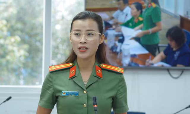 Trung tá Nguyễn Khánh Hồng, Phó trưởng Phòng PA05, Công an TP.HCM trả lời tại họp báo. Ảnh: A.N.