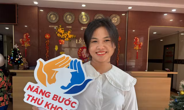 Các thủ khoa háo hức tham dự một chương trình ý nghĩa. Ảnh: Thanh Ngân