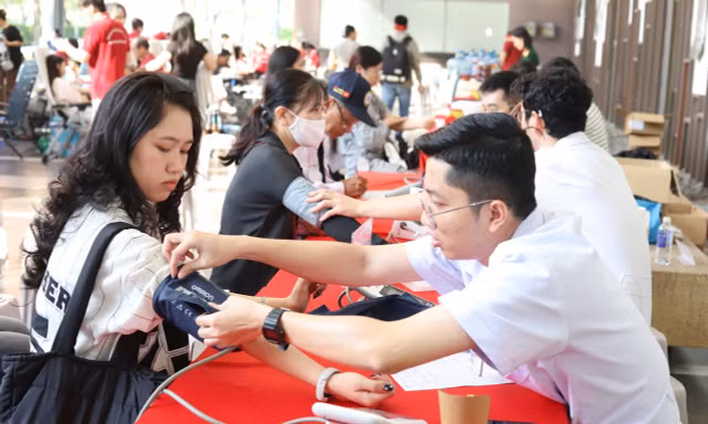 Ngày hội Chủ nhật Đỏ tiếp nhận 300 đơn vị máu chỉ sau vài giờ 