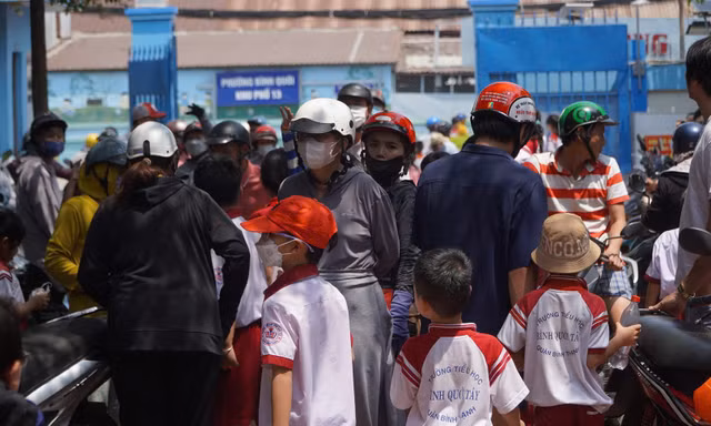Nhiều trường ở TPHCM tạm dừng ăn bán trú