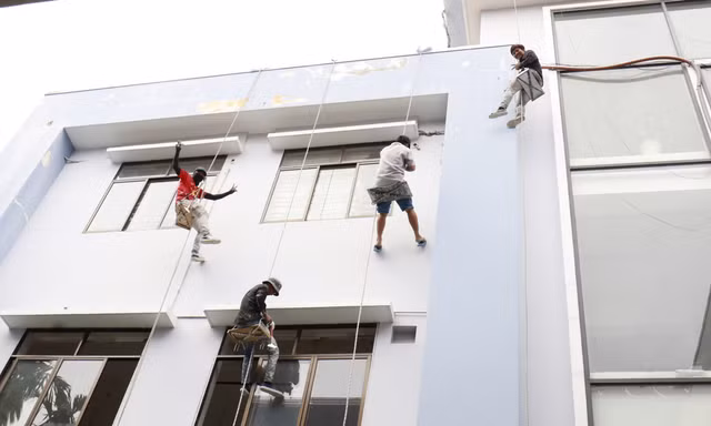 Theo ông Lương Văn Minh, Hiệu trưởng Trường TH-THCS-THPT Lê Thị Riêng, nhà trường đang hoàn tất các thủ tục lựa chọn nhà thầu sửa chữa. Trong thời gian chờ đấu thầu, trường đã chủ động thuê đơn vị dọn dẹp, tạo mặt bằng để có thể triển khai thi công ngay khi hoàn tất các thủ tục. "Mục tiêu là hoàn thành những hạng mục cần thiết trước ngày 31/8 để kịp khai giảng năm học mới. Khi có nhà thầu, trường sẽ tổ chức thi công liên tục nhằm bảo đảm tiến độ", ông Minh cho biết.