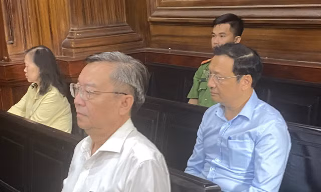 Ông Lê Hồng Sơn và ông Lê Hoài Nam tại phiên tòa. Ảnh: Tân Châu.