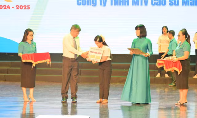 733 học sinh, sinh viên ngành Cao su được trao học bổng “28/10” năm 2025