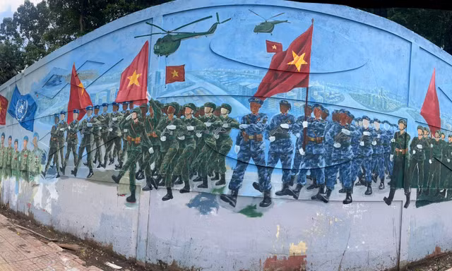 Con đường bích họa dài 300m tái hiện lễ diễu binh ở trung tâm TPHCM 