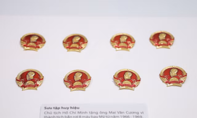Cận cảnh 8 huy hiệu Bác Hồ của Thiếu tướng Mai Văn Cương - anh hùng bắn rơi 8 máy bay Mỹ