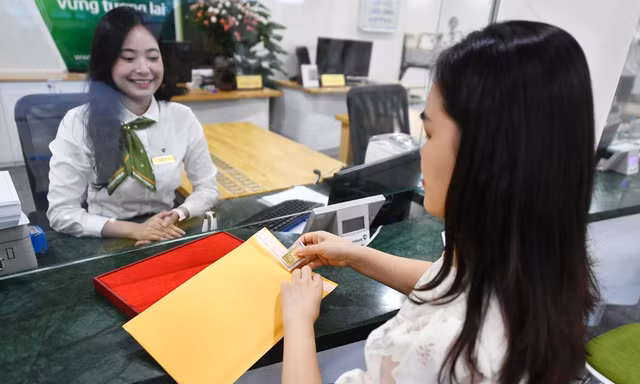 200 triệu nên gửi tiết kiệm hay đầu tư vàng, chứng khoán để sinh lời?